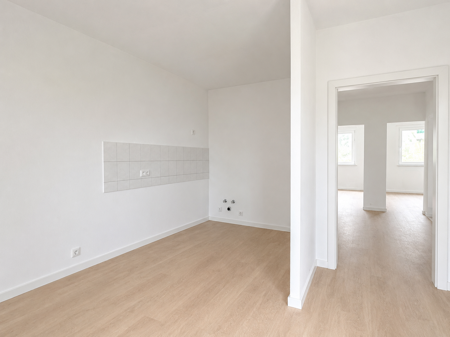Renovierte, leere Wohnung mit fertigen Wänden und Böden